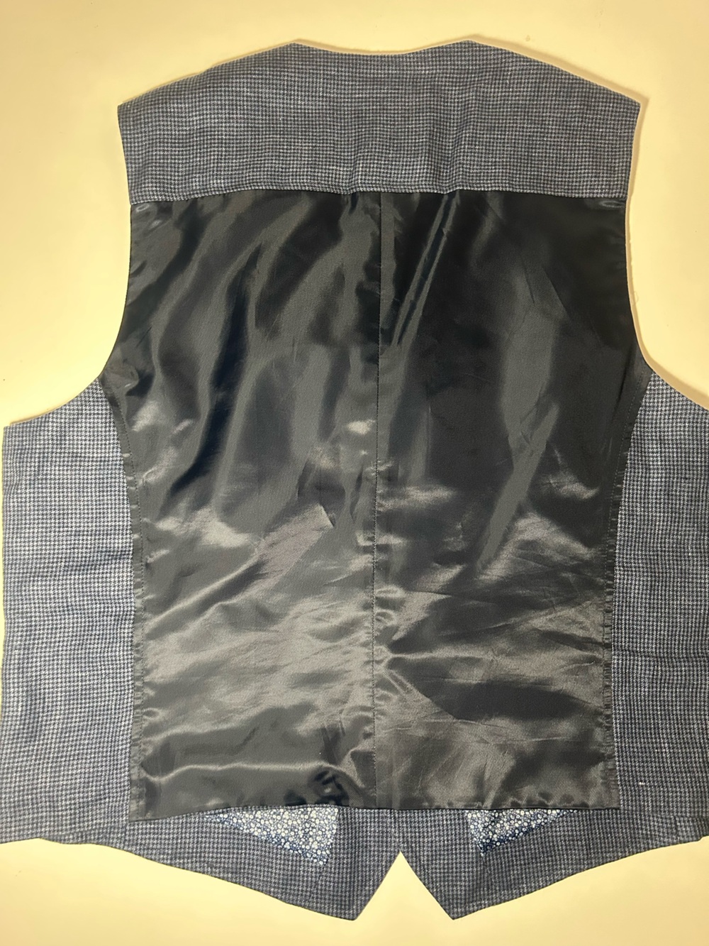 Dark Blue men’s vest with pockets and buttons up front. - Picture 4 of 4
